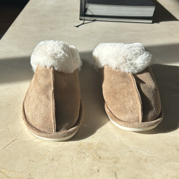 Slippers - Picture 3 of 5